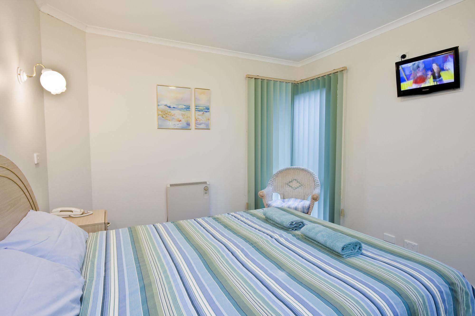 Anchorage & Motel 4*